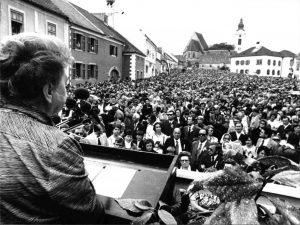 Frauentag 1977: Kundgebung der SPÖ-Frauen in Rust/Burgenland, am Rednerpult: Wissenschaftsministerin und SPÖ-Frauenvorsitzende Hertha Firnberg; Bild: VGA