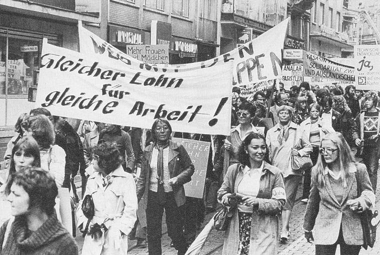 Frauendemonstration in den 70er Jahren Bild: Tühne, Anna / Olfe-Schlothauer, Rina (Hg.): FrauenBilderLesebuch, Frankfurt/M.-Wien-Zürich 1980, S. 110